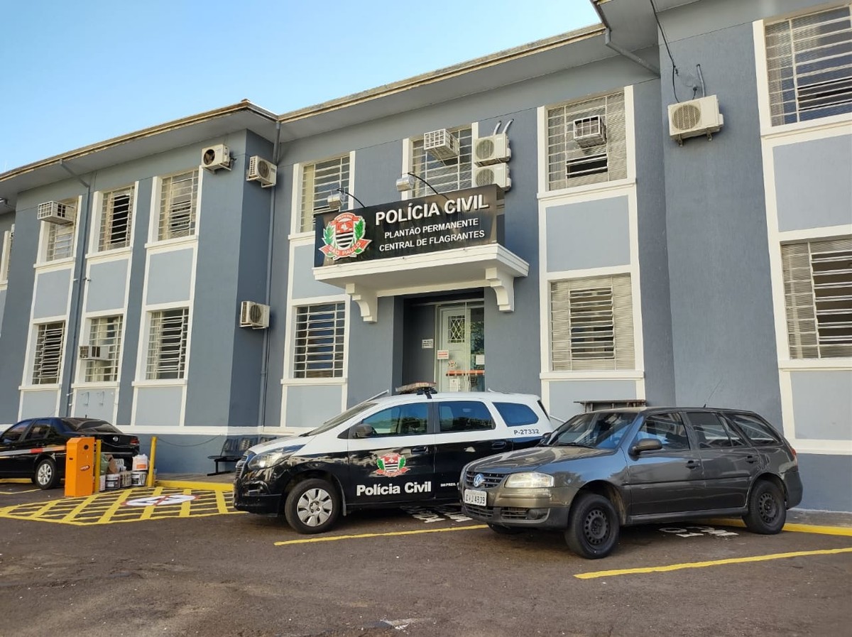 Motorista embriagado é detido após colidir veículo contra muro de uma residência no Jardim Monte Alto, em Presidente Prudente