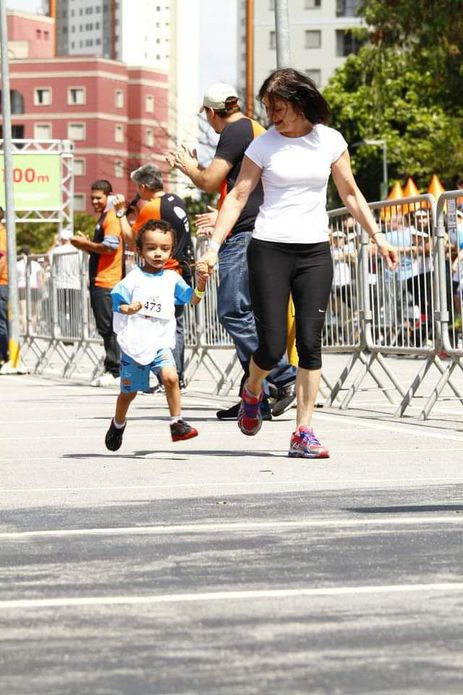 Anita com o neto Vitor em sua primeira corrida infantil