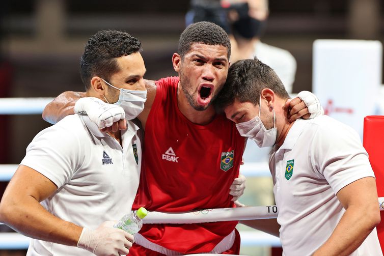 O pugilista brasileiro Herbert Sousa contra o Adilkhan Amankul, do Cazaquistão, durante os Jogos Olímpicos de Tóquio.