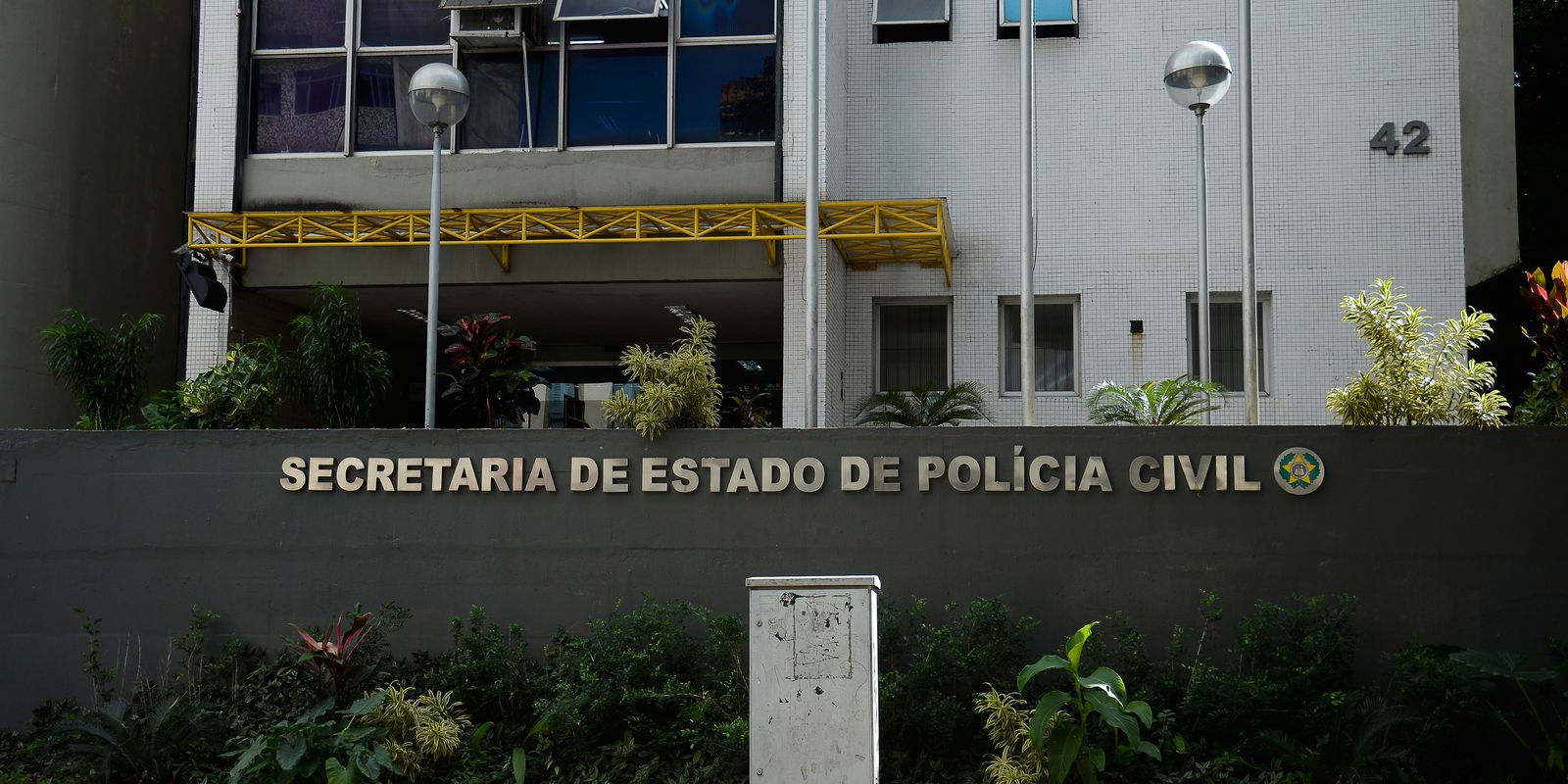 Polícia indicia 5 por morte de menina imprensada por carro alegórico