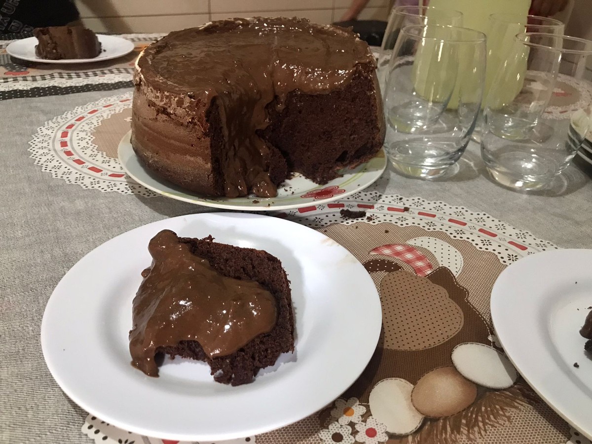 Bolo de chocolate tem acompanhamento de cobertura de brigadeiro de café