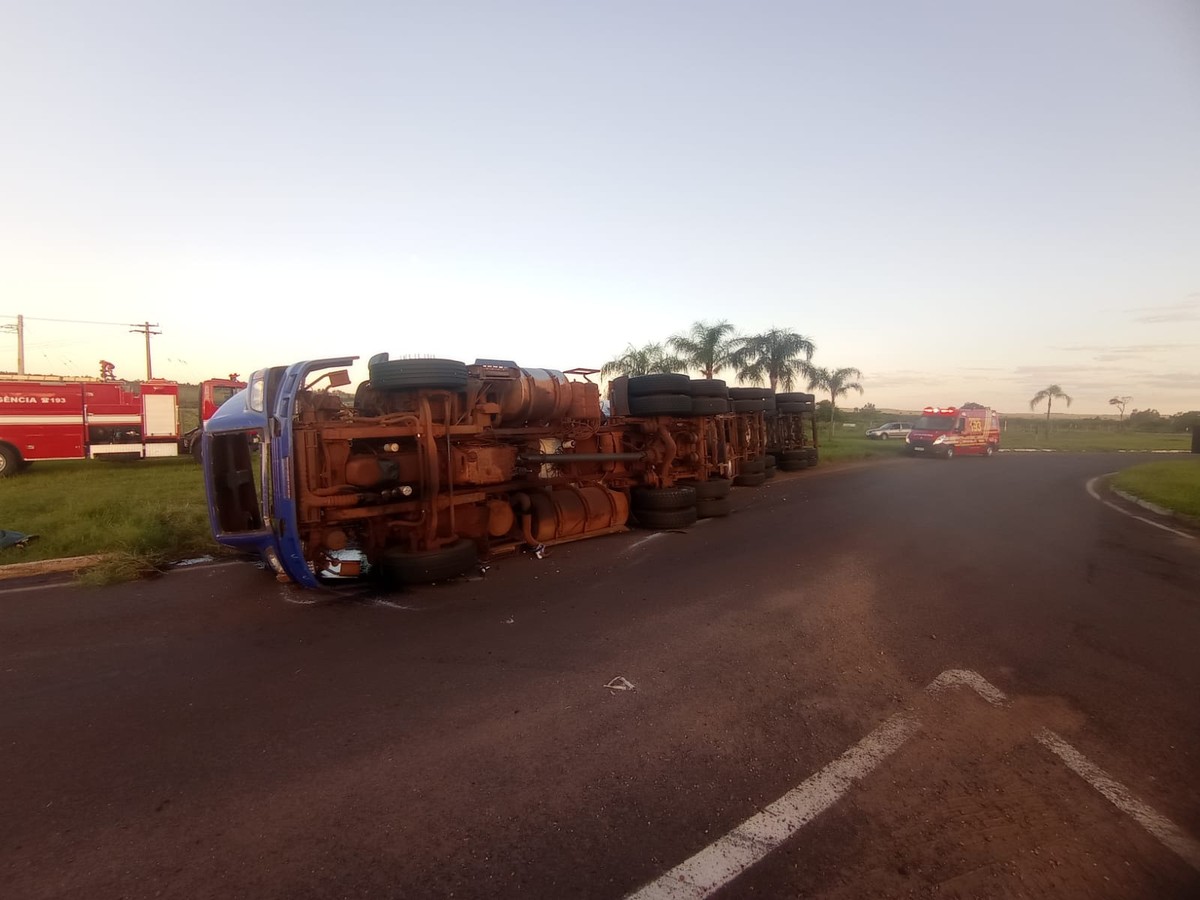 Carreta com carga de óleo de soja tomba em rotatória na Rodovia General Euclides de Oliveira Figueiredo, em Teodoro Sampaio