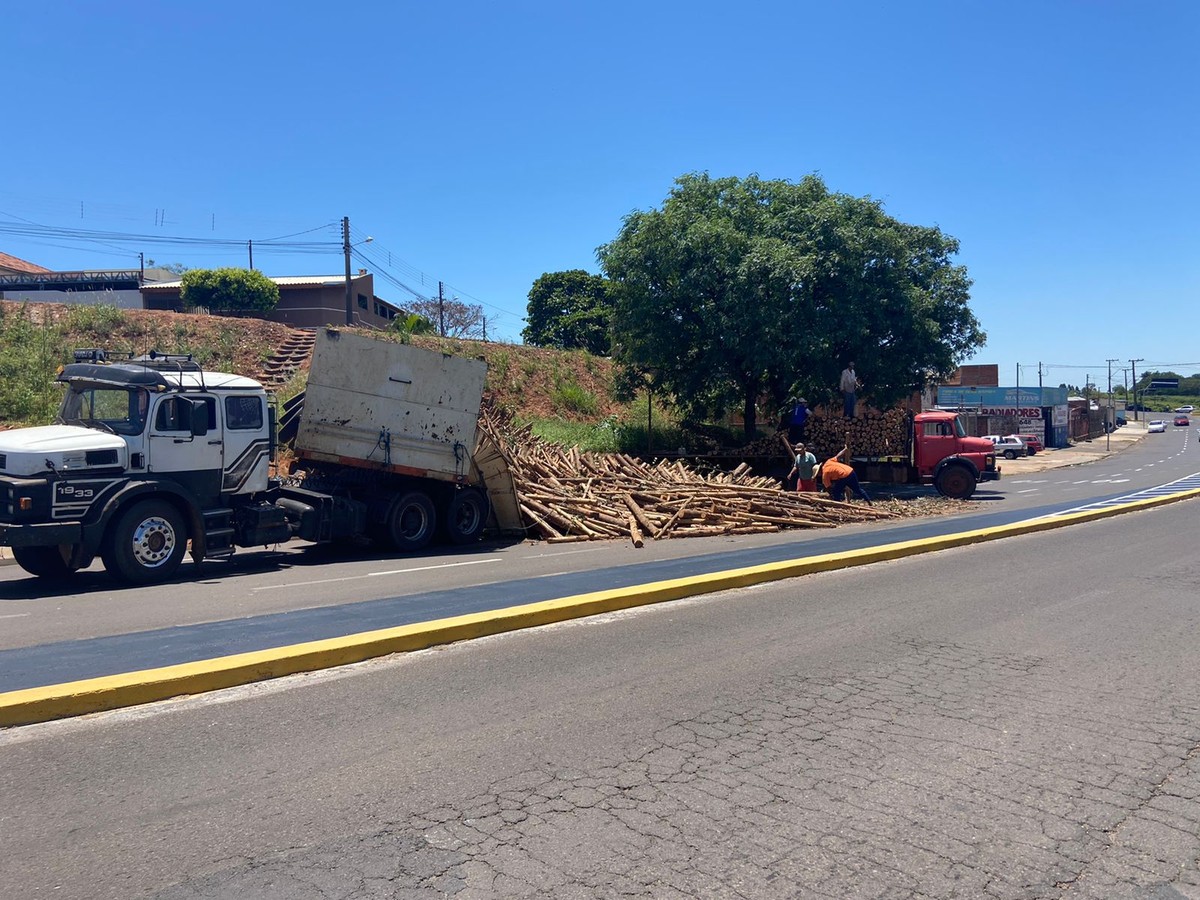 Caminhão carregado com toras de madeira tomba na Rua Alvino Gomes Teixeira, em Presidente Prudente