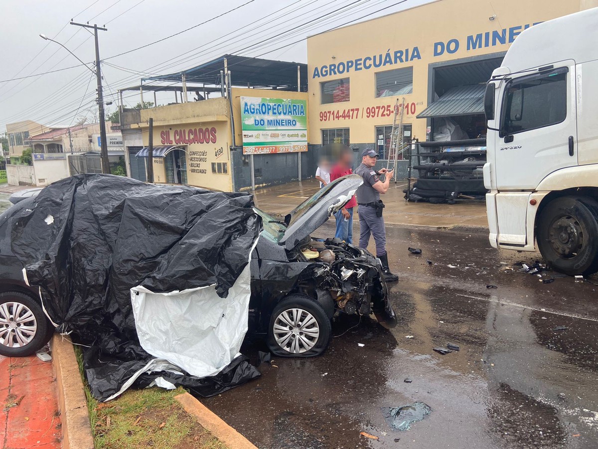 Carro bate contra caminhão estacionado na Avenida Alvino Gomes Teixeira, em Presidente Prudente