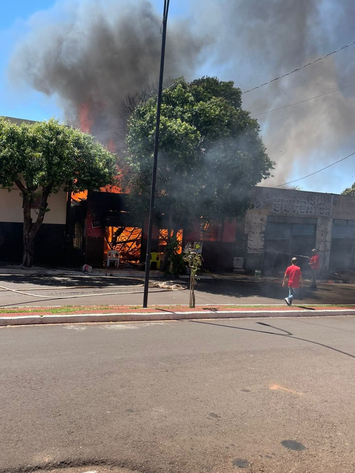 Incêndio atinge imóveis comerciais no Centro de Euclides da Cunha Paulista
