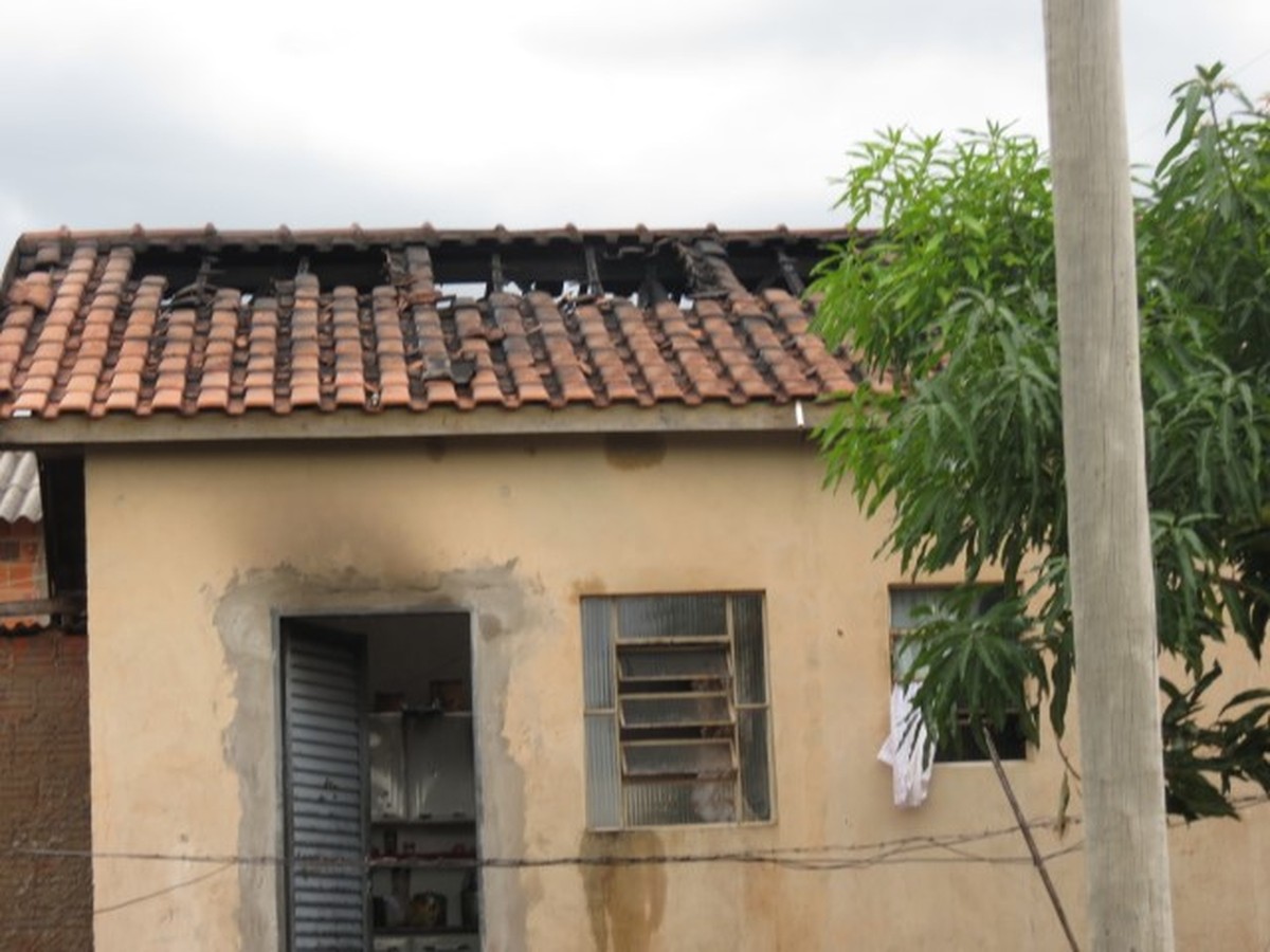 Residência é atingida por incêndio no Jardim Santa Clara, em Dracena