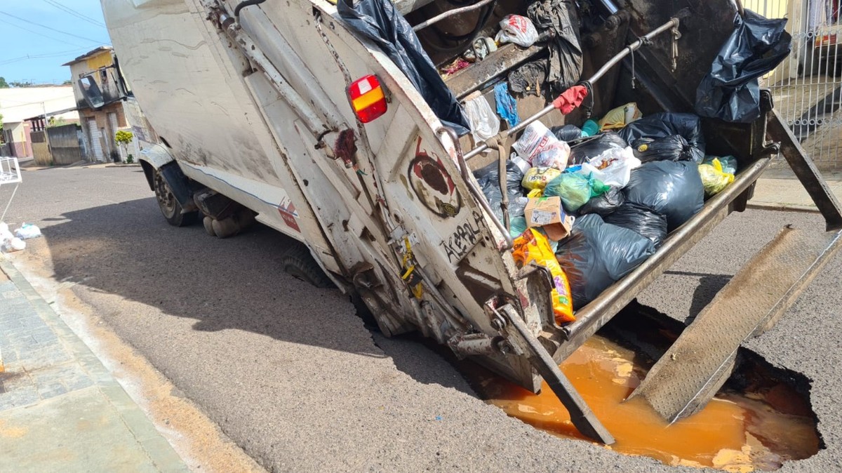 Caminhão de lixo fica preso em buraco e atrapalha trânsito de veículos na Vila Aurea, em Presidente Prudente