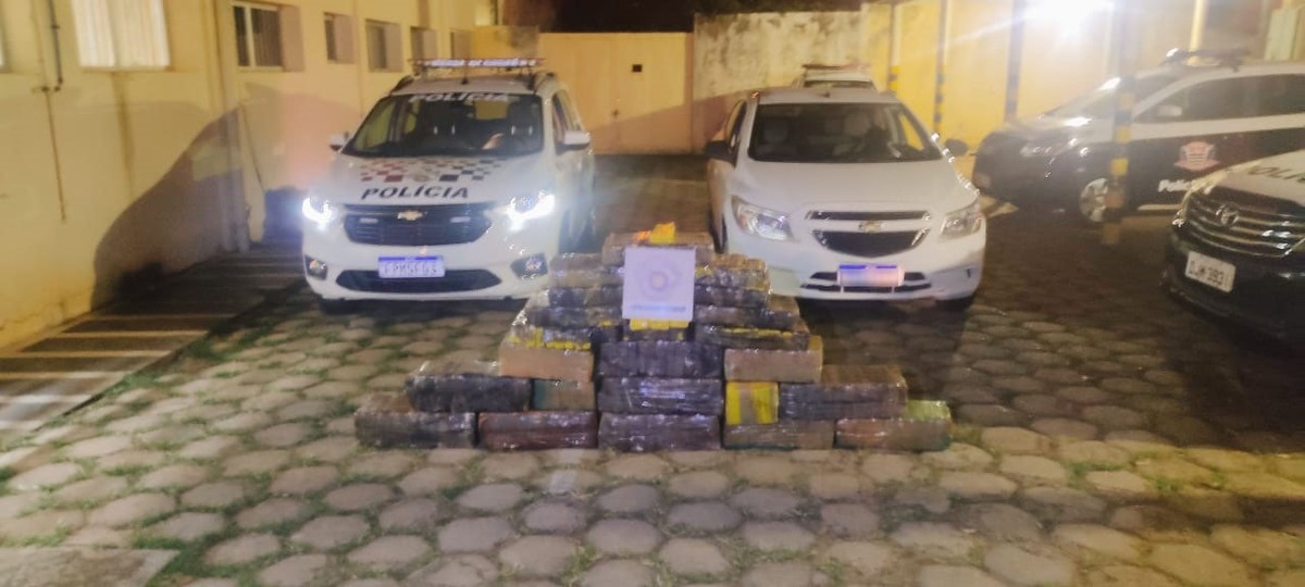 Homem é preso em flagrante por tráfico de drogas ao transportar mais de 300 kg de maconha em carro roubado, em Pirapozinho
