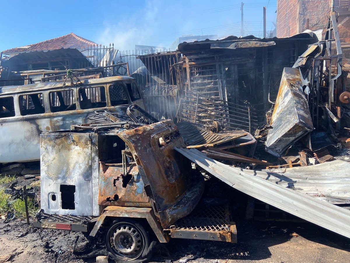 Incêndio atinge depósito de materiais recicláveis e ferro-velho e causa interdição na Avenida JK, em Presidente Prudente