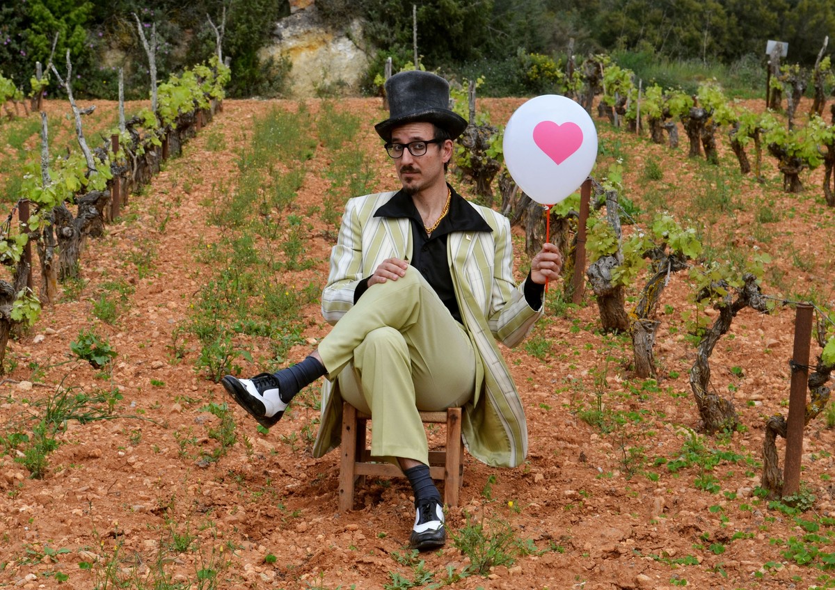 ‘El Gran Disparate’ mostra hilariante cocktail de técnicas de palhaço, magia, música excêntrica, situações non sense e humanidade