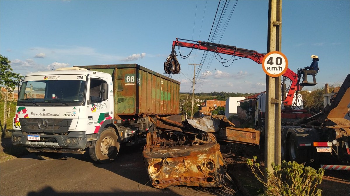 Avenida JK segue interditada para remoção de ferragens de depósito de materiais recicláveis e ferro-velho, em Presidente Prudente