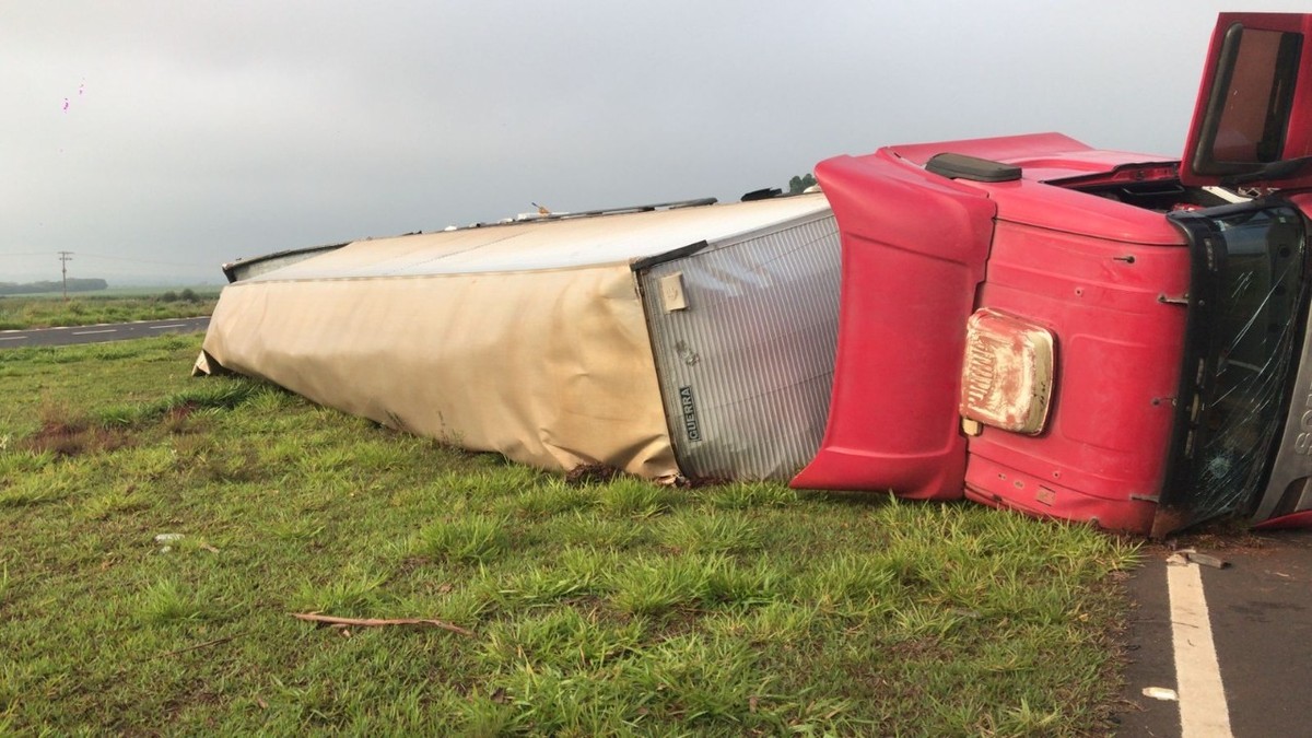 Caminhão invade pista contrária e tomba em canteiro central da Rodovia Raposo Tavares, em Tarabai