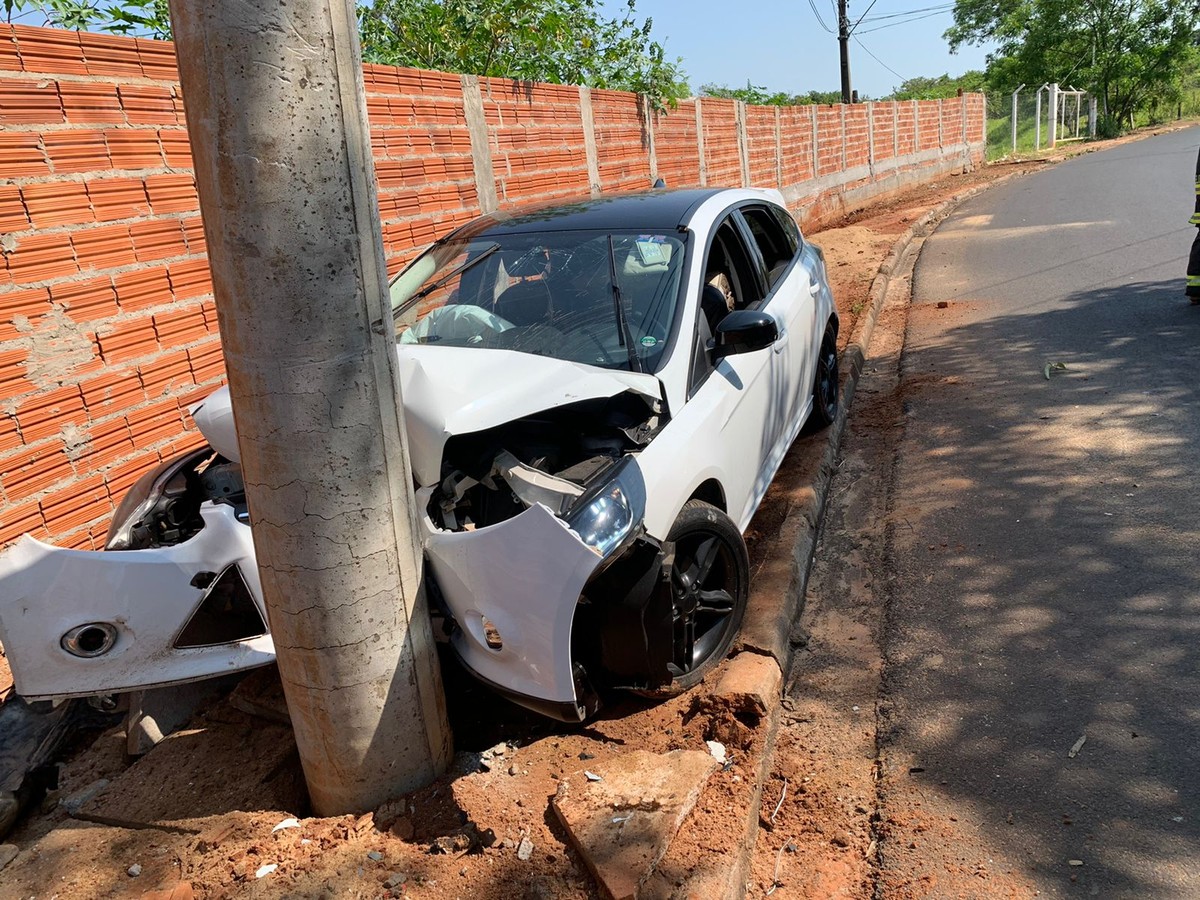 Carro bate contra poste na Avenida Paulo Marcondes, em Presidente Prudente