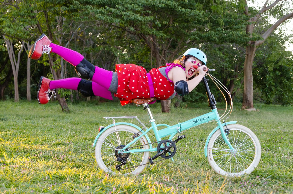 Entre pedaladas e brincadeiras, palhaça conta histórias de mulheres que mudaram o mundo com suas descobertas e ousadias