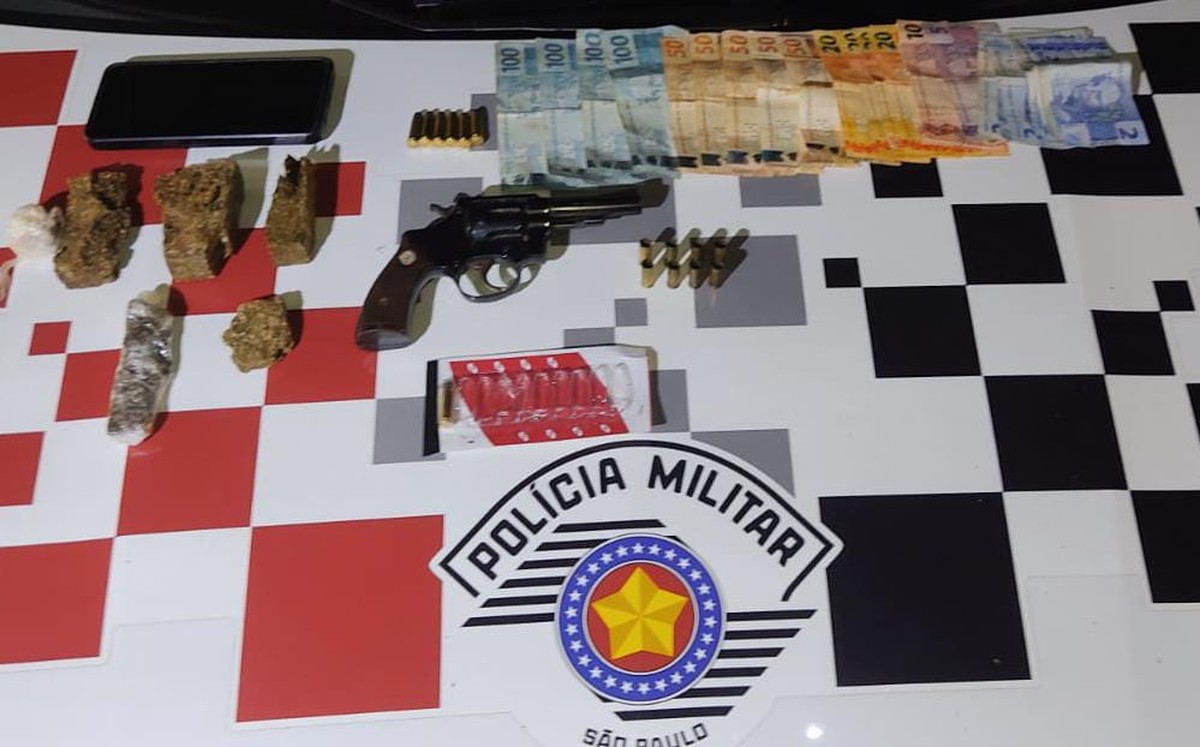 Homem é preso por porte ilegal de arma de fogo e tráfico de drogas na Rodovia Assis Chateaubriand, em Pirapozinho