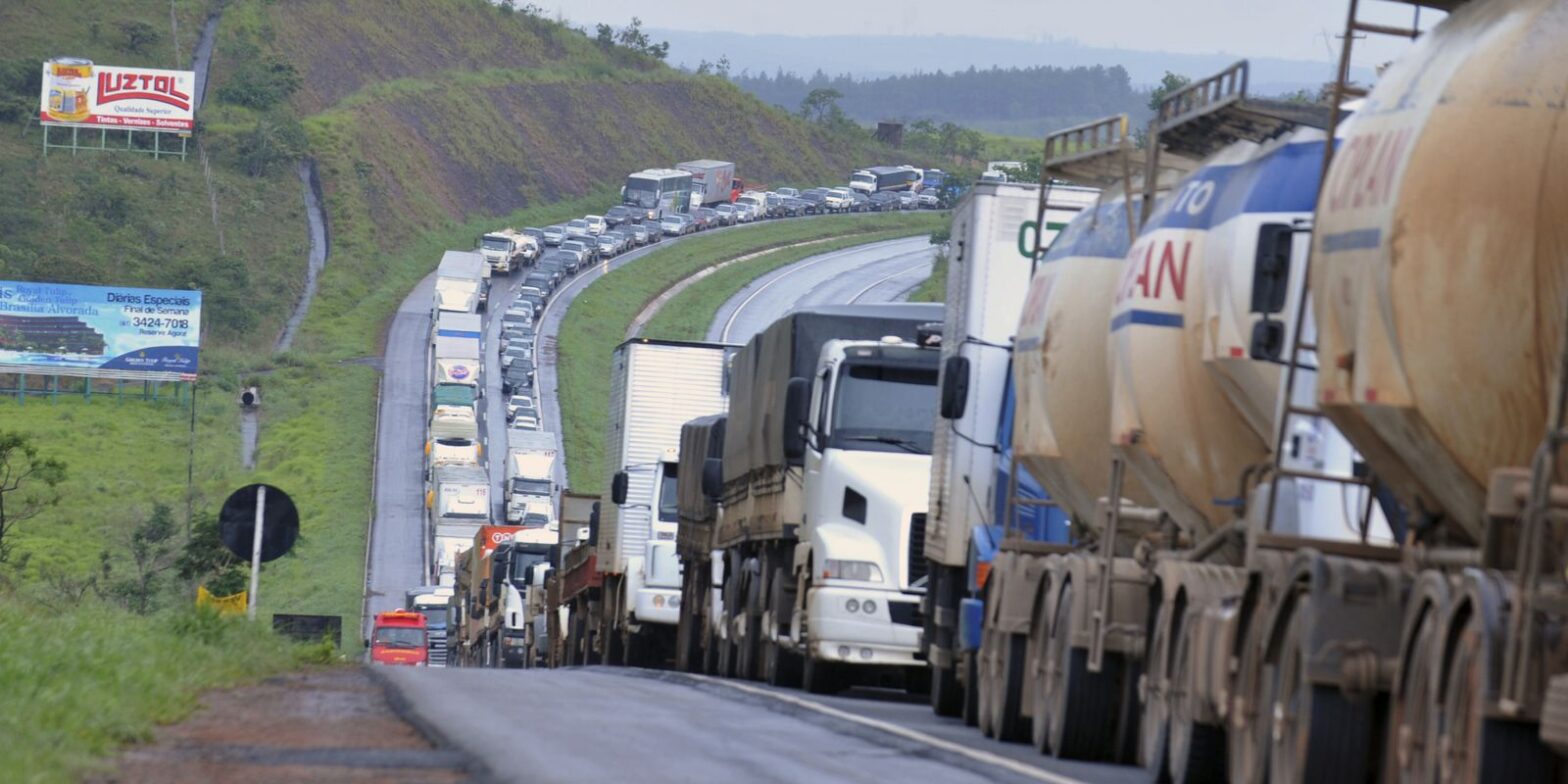 Caminhoneiros voltam a bloquear rodovias em ao menos três estados