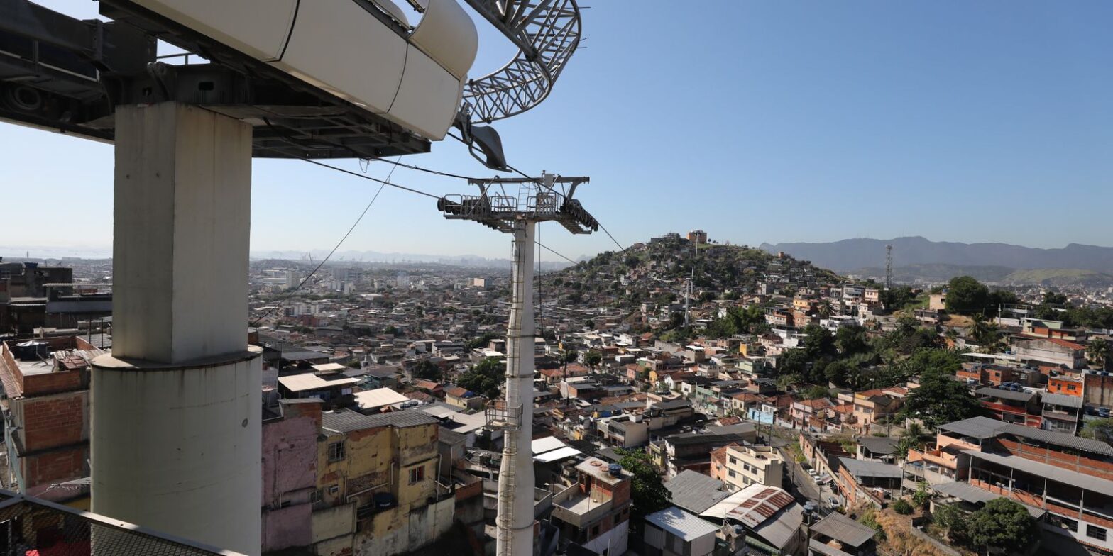 Moradores do Alemão e da Penha recebem 5 mil livros gratuitamente