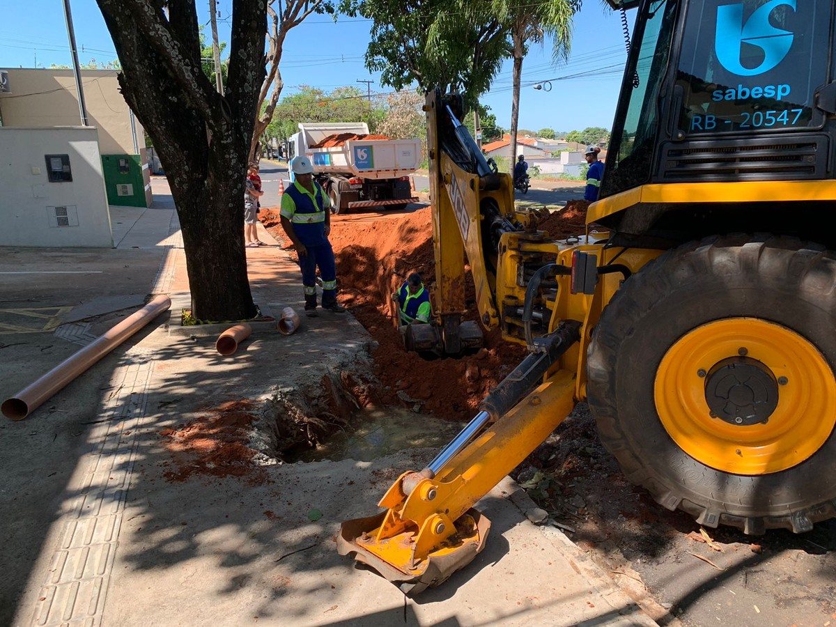 Parte do acostamento da Avenida Paulo Marcondes tem reposição asfáltica nesta quarta-feira, em Presidente Prudente