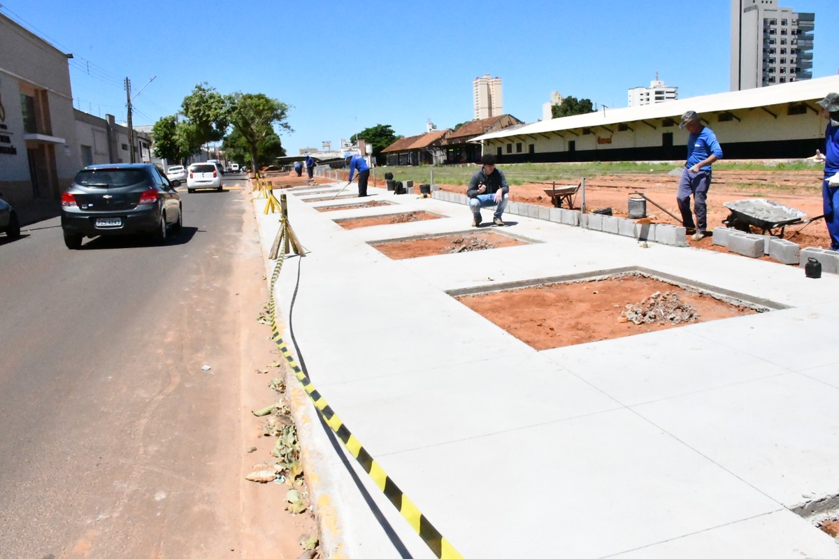 Secretaria de Obras e Serviços Públicos inicia concretagem de nova calçada na Rua Marechal Floriano Peixoto