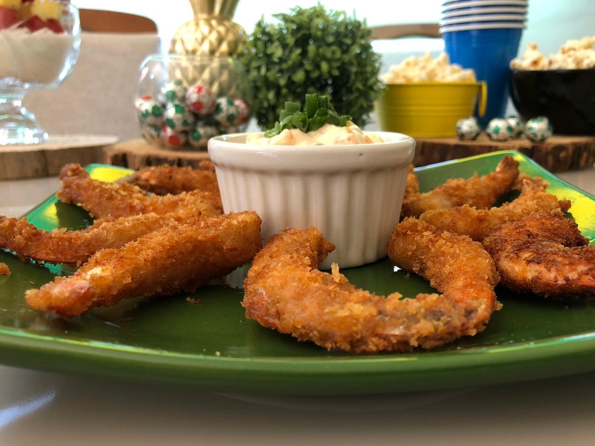 Em dia de jogo da Seleção Brasileira na Copa do Mundo, Tiago Rodrigues ensina a preparar deliciosa porção de camarões fritos