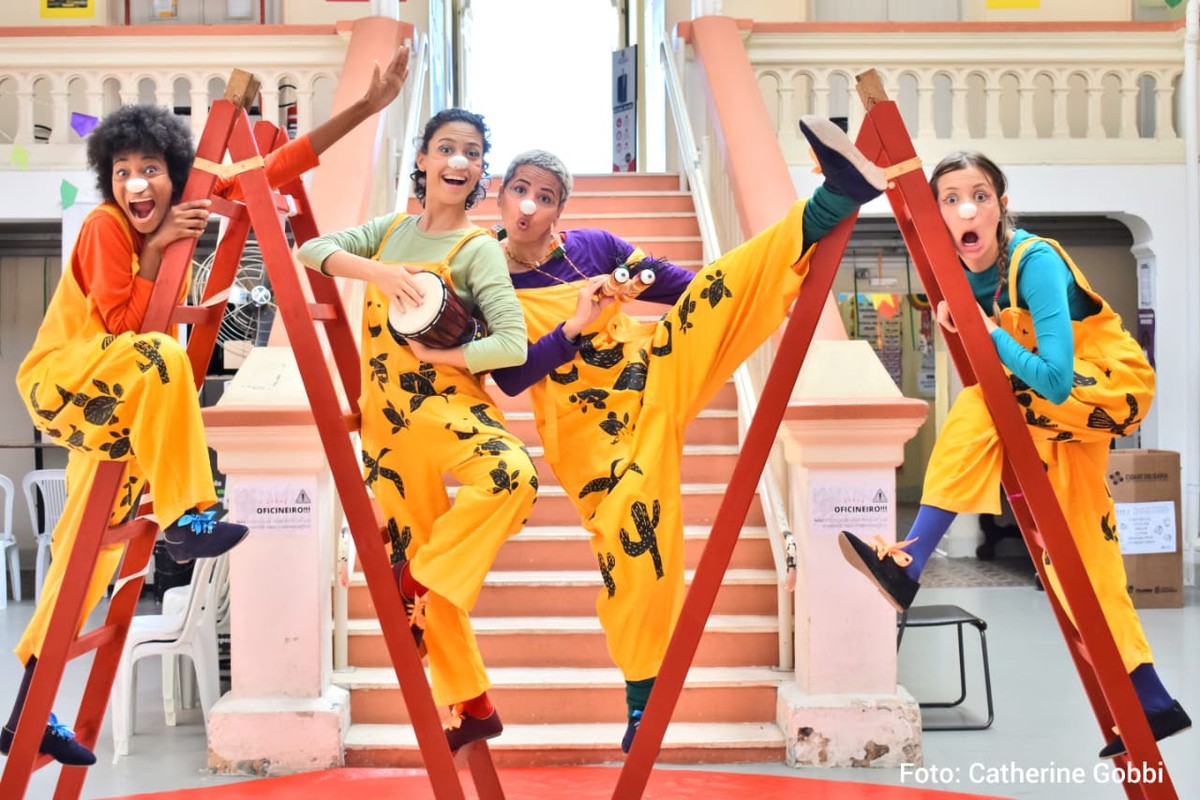 Trupe Arlequinos & Colombinas apresenta teatro infantil com incentivo a leitura e brincadeiras populares, em Presidente Prudente