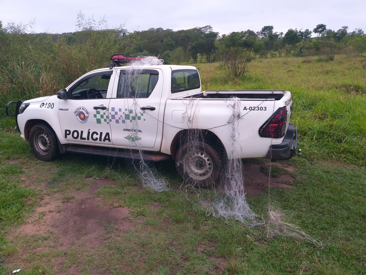 Polícia Ambiental apreende 200 metros de redes de pesca sem identificação no Rio Aguapeí, em Lucélia