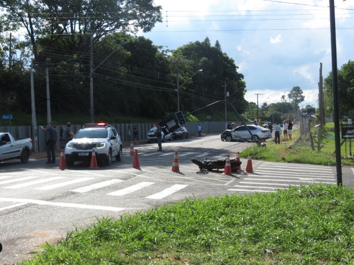 Acidente de trânsito danifica semáforo no cruzamento entre a Avenida Presidente Roosevelt e a Rua Aécio de Féo Flora, em Dracena
