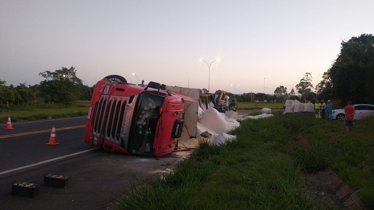 Caminhão que transportava carga de fubá tomba em via de acesso à Rodovia Arlindo Béttio, em Rosana