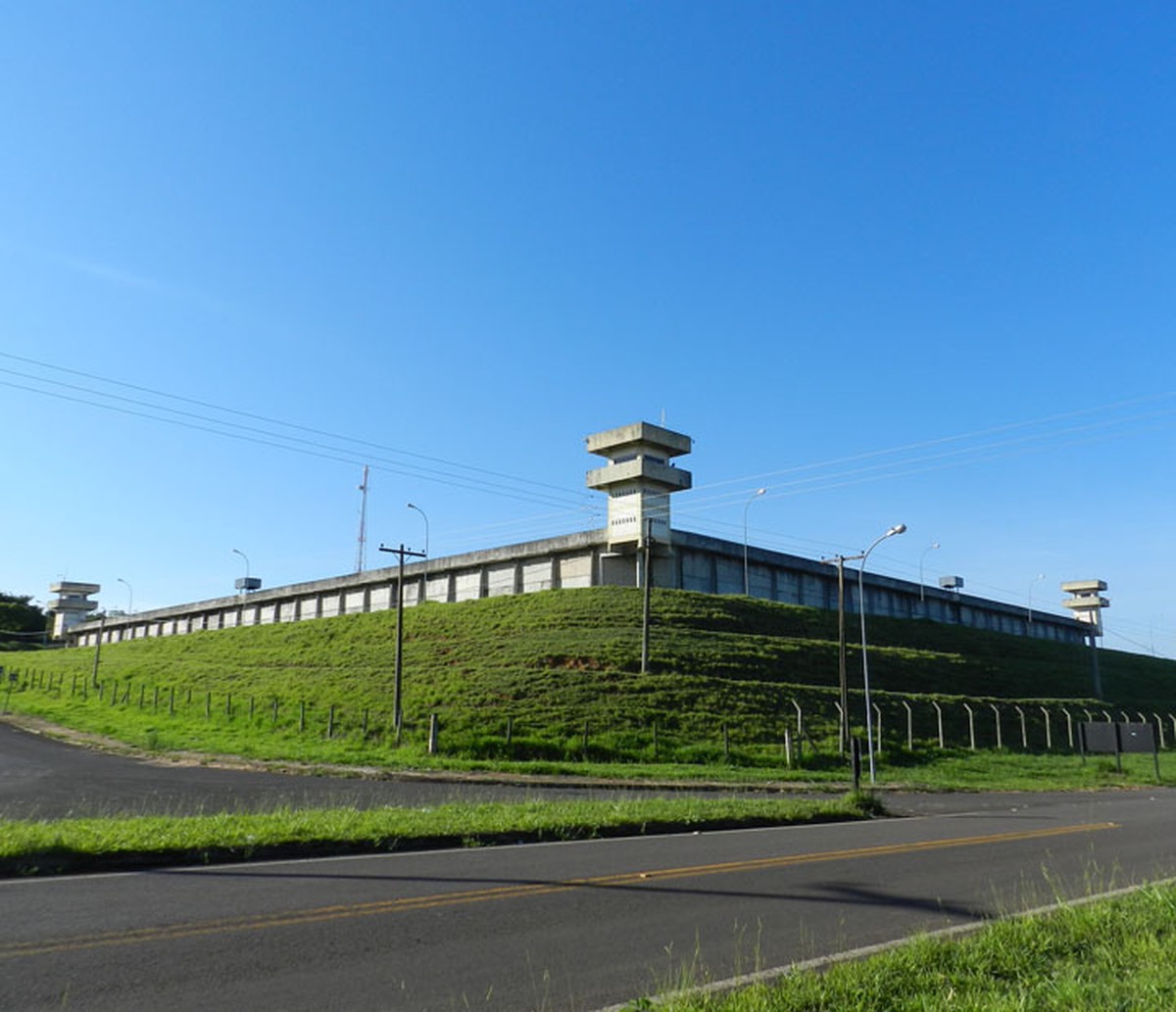 Operação policial apreende materiais ligados a suspeitos de integrar facção criminosa