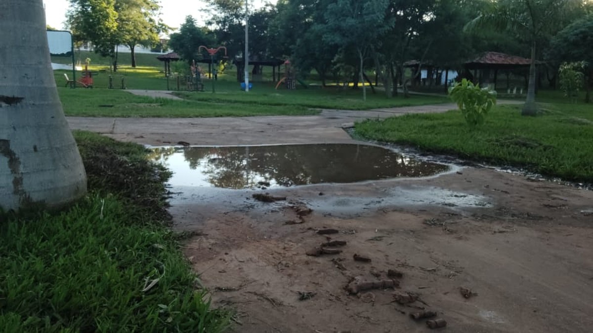 Vazamento de esgoto interdita Parque Abel Rebollo Garcia, em Osvaldo Cruz