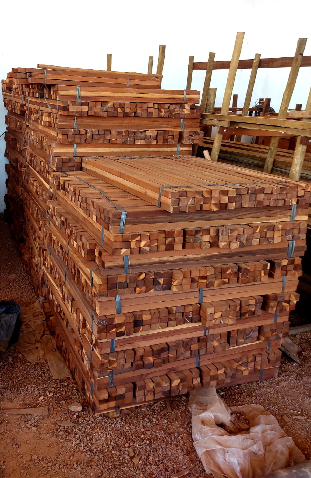 Fiscalização encontra estoque irregular e aplica multa de R$ 2,3 mil a madeireira em Álvares Machado