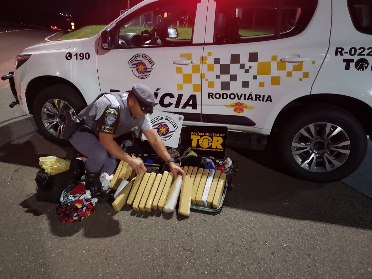 Passageiro de ônibus interestadual é preso após ser flagrado com mais de 30 kg de maconha, em Presidente Venceslau