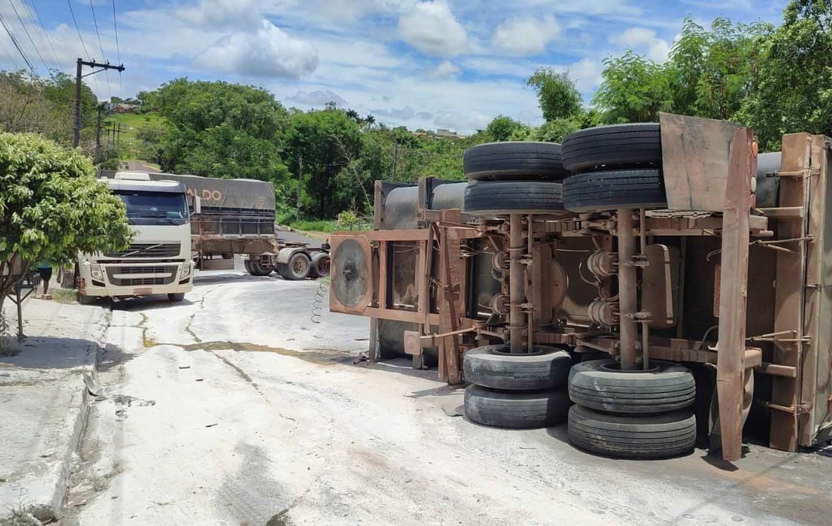 Carreta com carga de calcário tomba na Avenida Juscelino Kubitschek, em Presidente Prudente