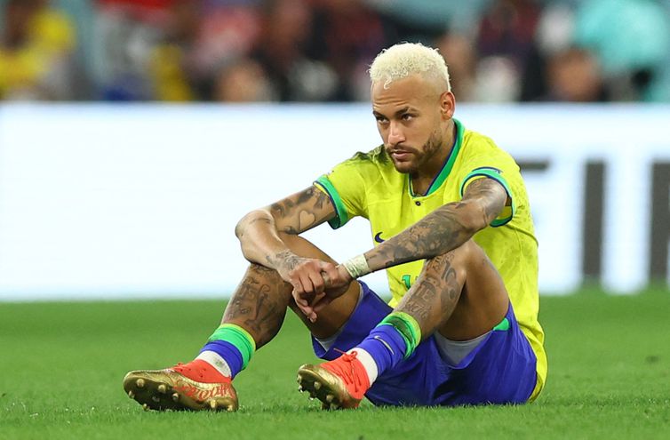 Neymar em campo após derrota do Brasil para a Croácia na Copa do Mundo