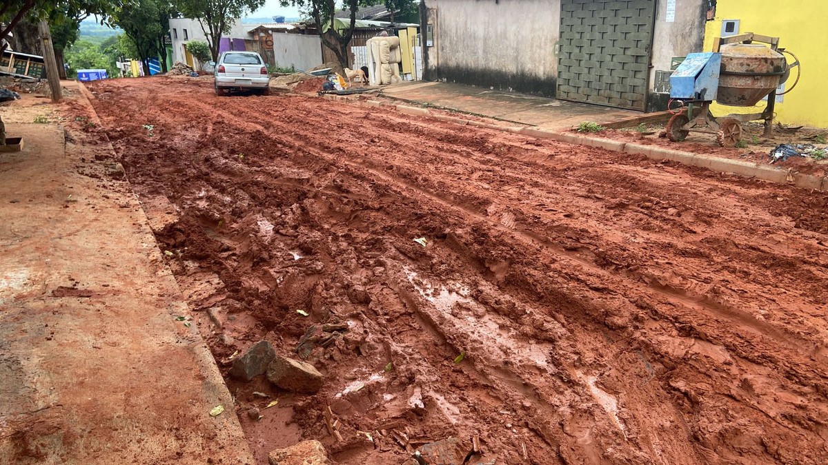 Após forte chuva, lama deixa Rua Manoel Bandeira intransitável, em Álvares Machado