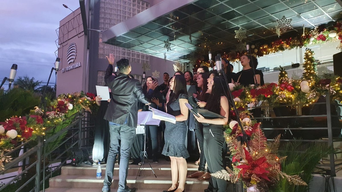 Coral ‘A Vitória Vem’ encanta o público na abertura da segunda edição da Cantata Vozes do Natal, promovida pela TV Fronteira