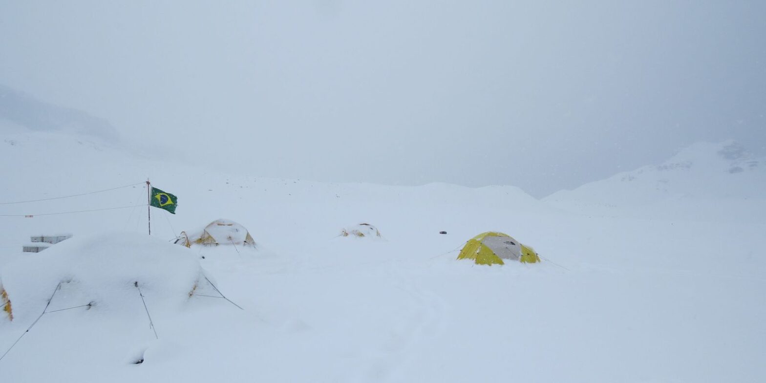Expedição brasileira à Antártica pesquisa danos ambientais