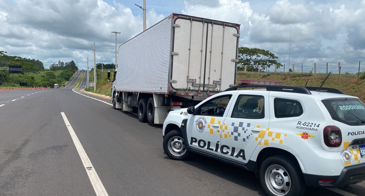 Homem de 27 anos é preso por receptação e caminhão roubado é recuperado em Indiana