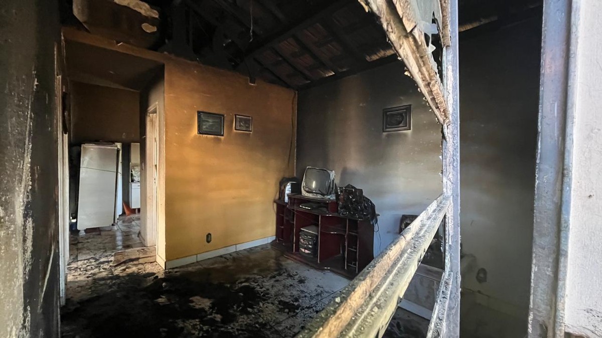 Incêndio danifica residência de alvenaria em Adamantina e morador desabafa: ‘Vai ser difícil’