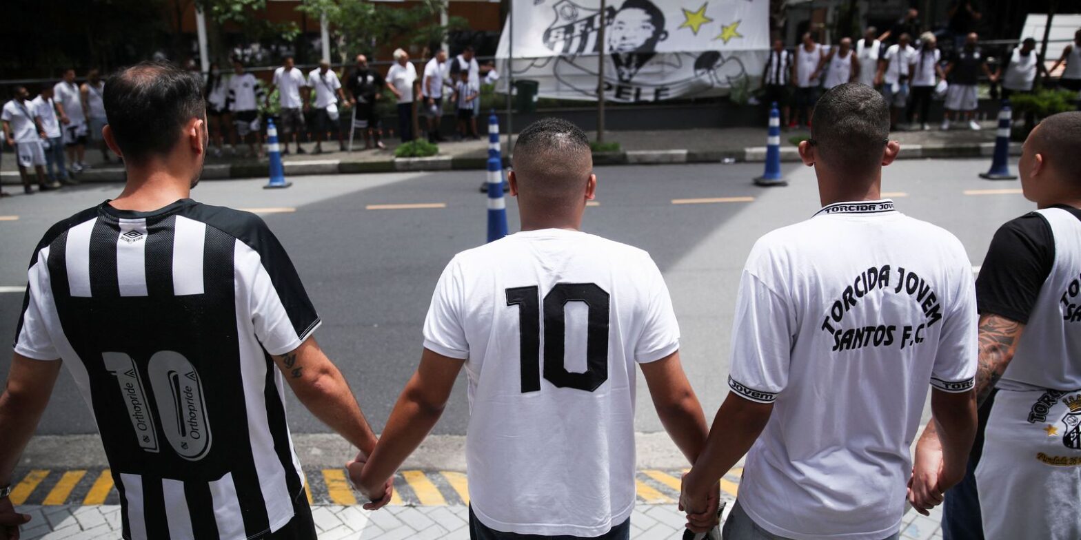 Torcedores vão a hospital prestar solidariedade a Pelé