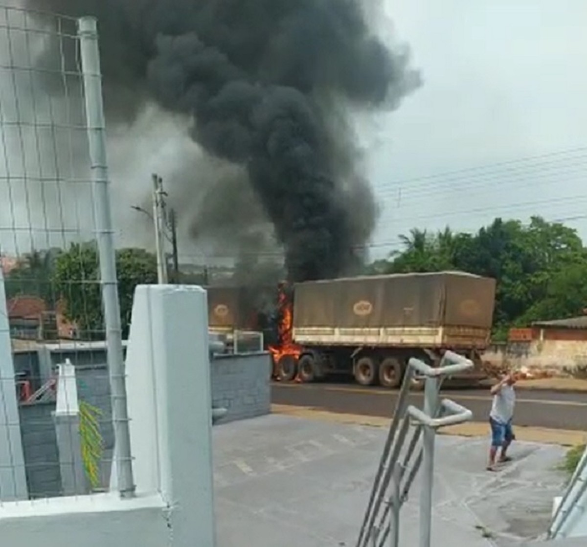Após aquecimento nos freios, caminhão com carga de milho acaba incendiado em Santo Expedito