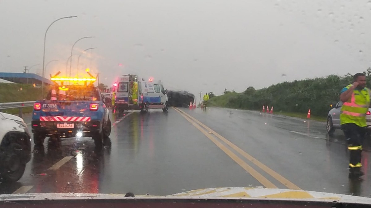Aquaplanagem causa acidente com cinco pessoas gravemente feridas na Rodovia Assis Chateaubriand, em Martinópolis