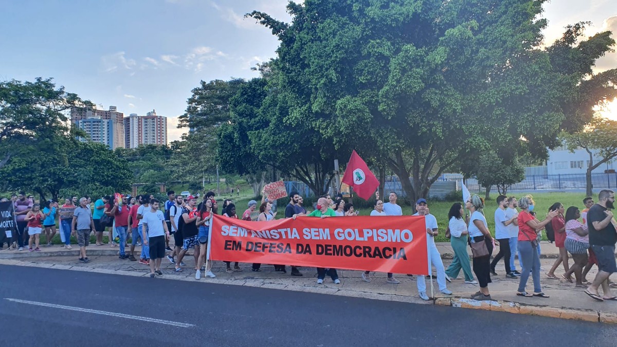 Manifestação em defesa da democracia reúne movimentos estudantis, sindicais e sociais em Presidente Prudente