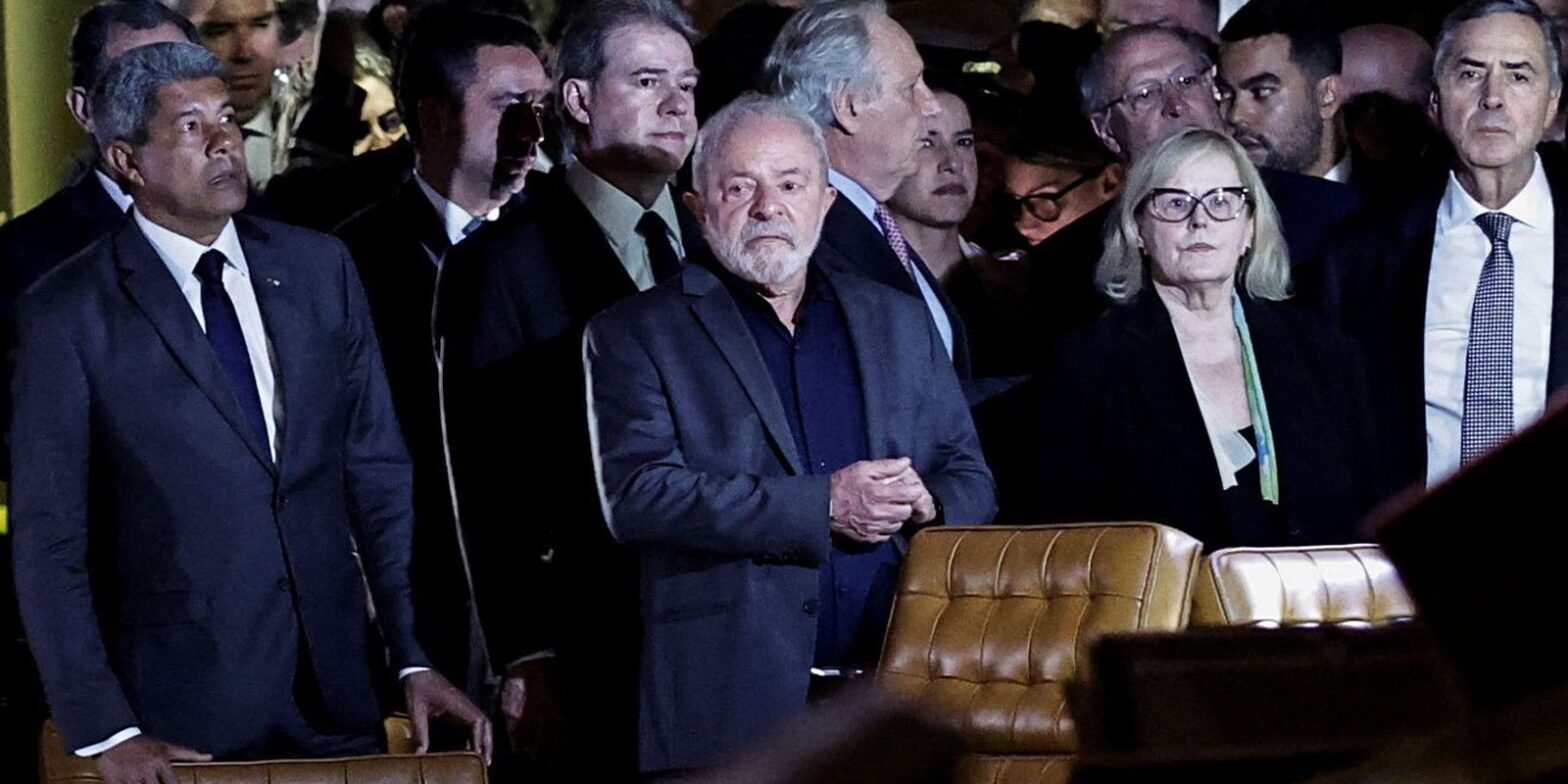 Lula e governadores atravessam a Praça dos Três Poderes e vão ao STF