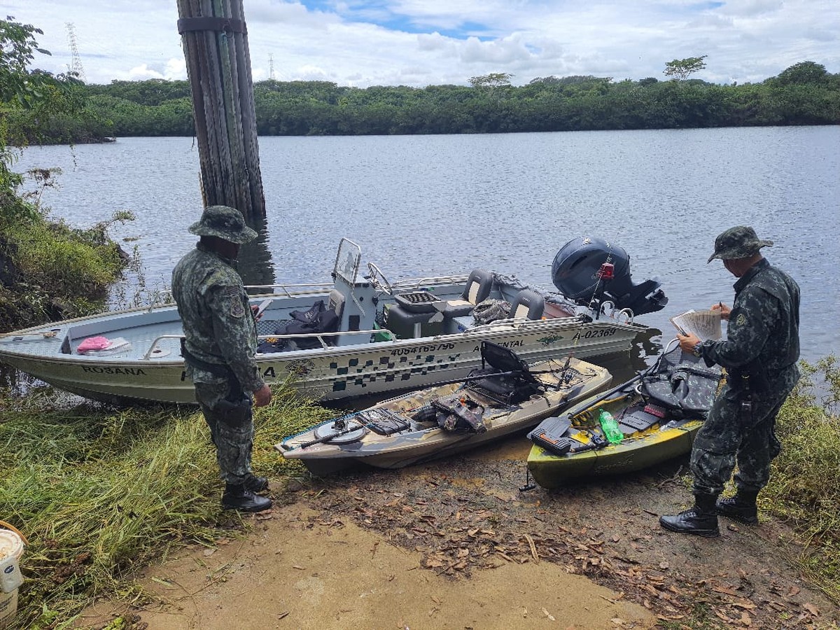 Fiscalização intercepta caiaques com pescadores em atividade irregular à jusante da usina hidrelétrica de Porto Primavera, no Rio Paraná
