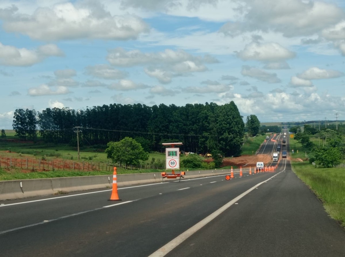 Após invasão de lama, Rodovia Raposo Tavares segue com interdição e desvio, em Caiuá
