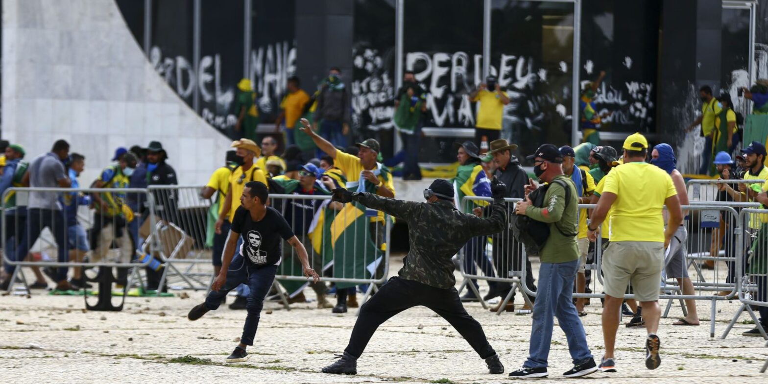 PF tenta identificar homem que destruiu relógio histórico no Planalto