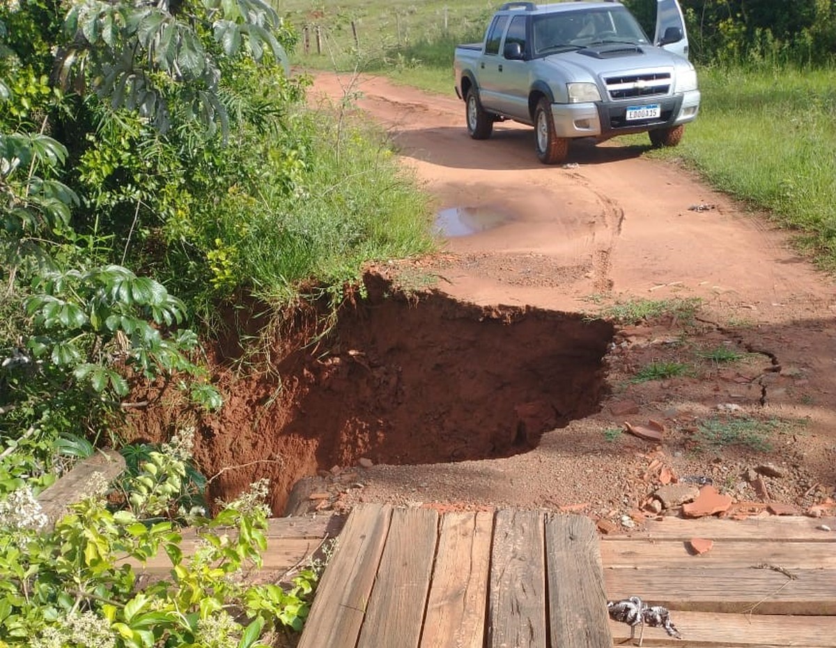 Após chuva intensa, ponte sofre danos na cabeceira e é interditada no Assentamento Primavera, em Presidente Venceslau