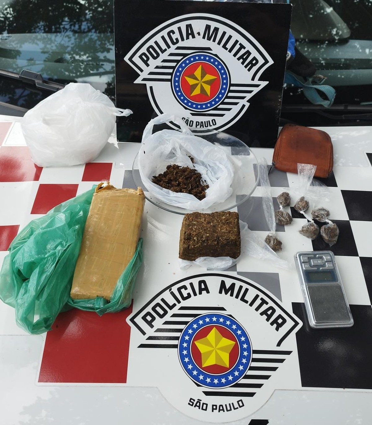 Homens abandonam porções de maconha embaixo de jaqueira e escapam de abordagem policial no Jardim Santa Clara, em Dracena
