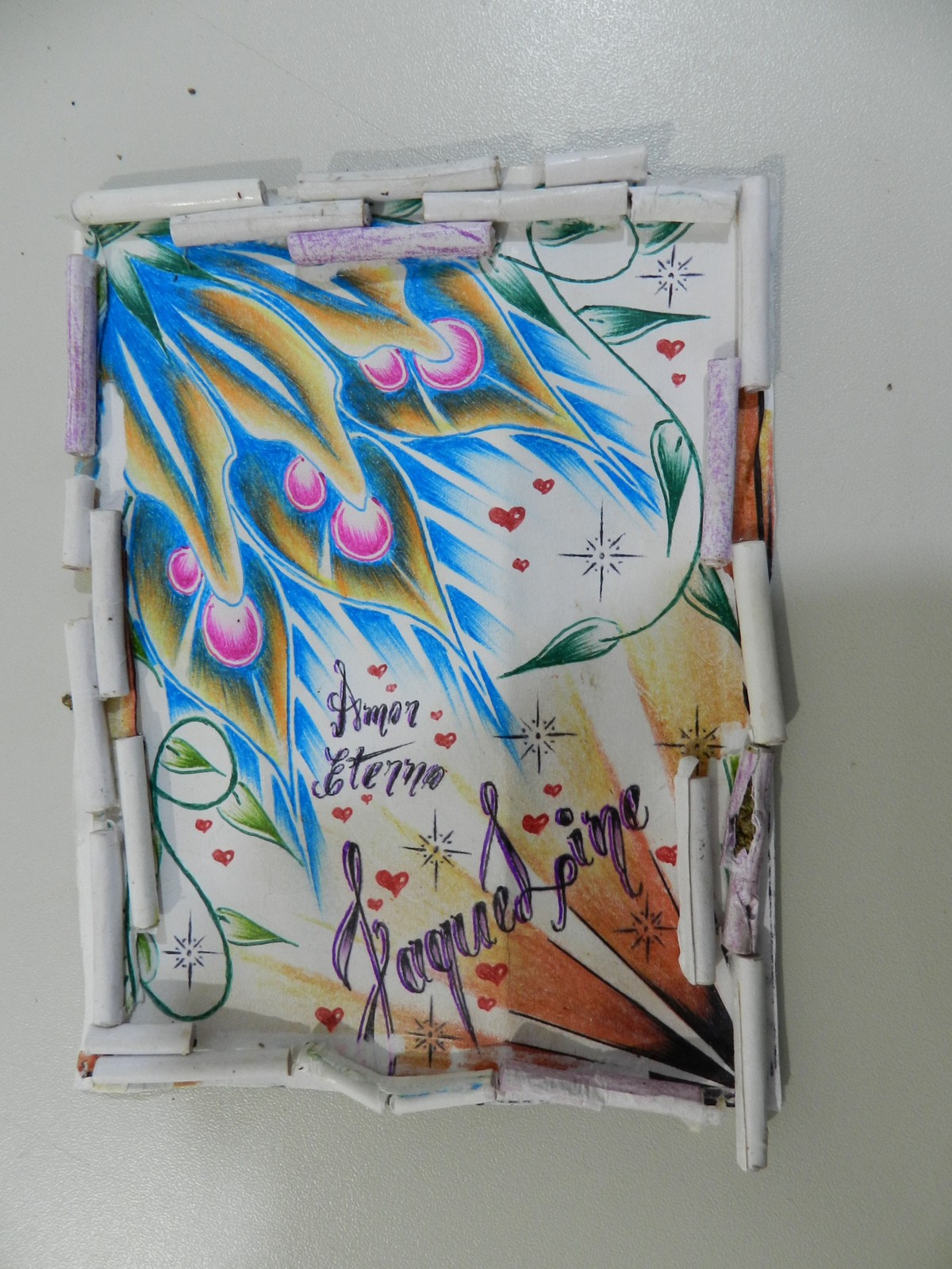 Pintura com declaração de amor enviada a homem preso esconde porções de maconha na moldura e acaba interceptada
